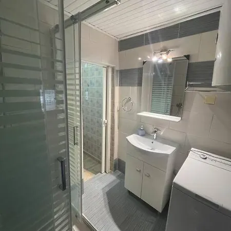 Philip & Vivian's House * Vingláfia